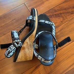 Black and white strap he Teva women’s wedges